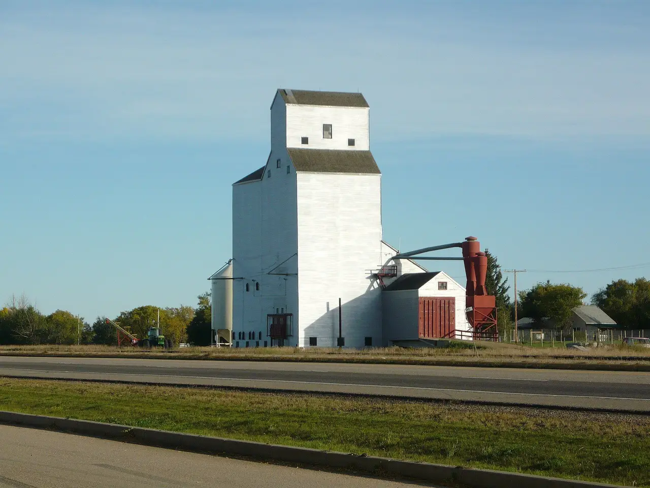 Grain elevator at Borden, 2009